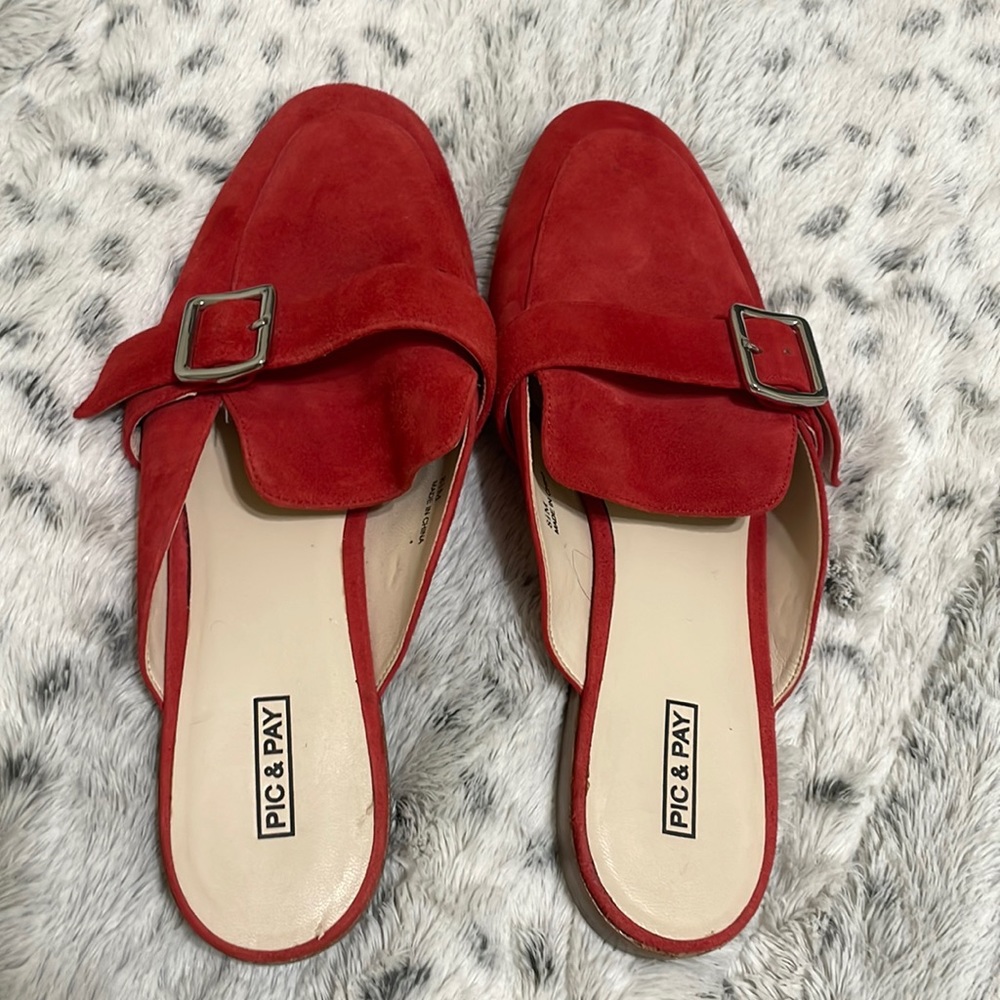 Red suede Pic & Pay closed toe, flat mules